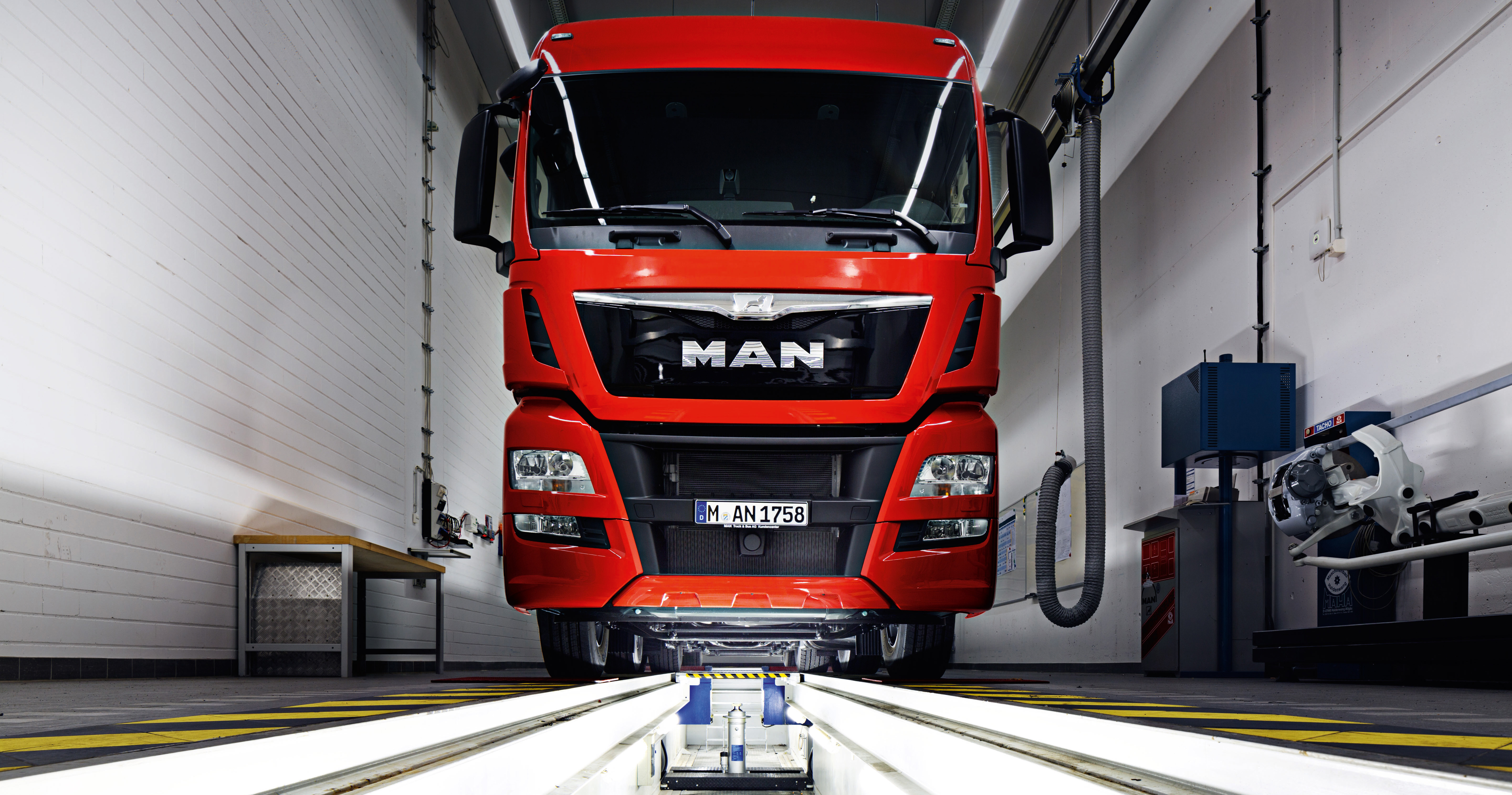 S Truck TUEV 2014-01-crop